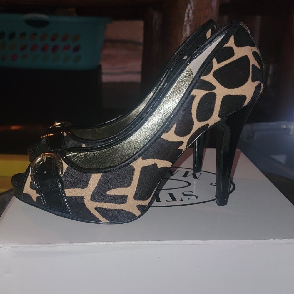 STEVE MADDEN LEZLIE GIRAFFE HEELS SIZE 8